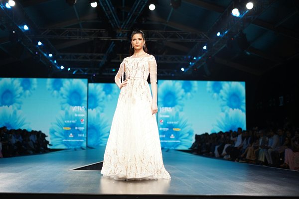 Guide des tendances capillaires : adopter la couleur prune