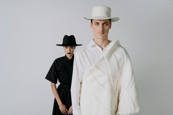 Guide pratique : allier jupes crayon et chemisiers avec style décontracté !